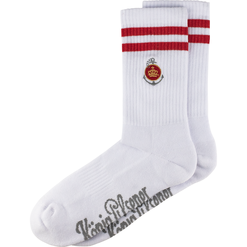 Weiße Tennissocke mit König Pilsener Logo auf der Sohle und Anker-Logo mit zwei roten Streifen am Sockenschaft