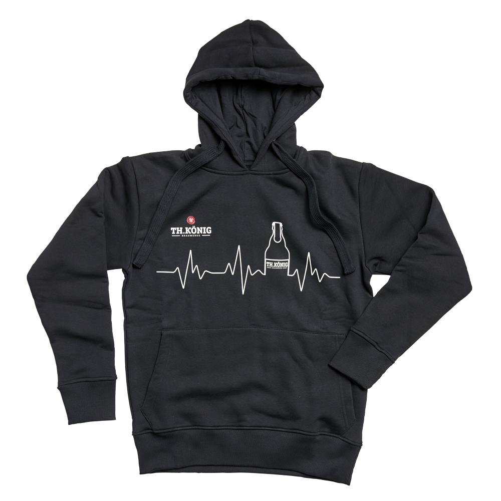 Schwarzer Kapuzenpullover mit Th. König Logo auf der rechten Seite und EKG-Linie, die in die Silhouette einer Th. König Flasche übergeht.