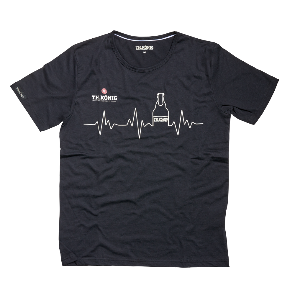 Schwarzer T-Shirt für Herren mit Th. König Logo auf der rechten Seite und EKG-Linie, die in die Silhouette einer Th. König Flasche übergeht.